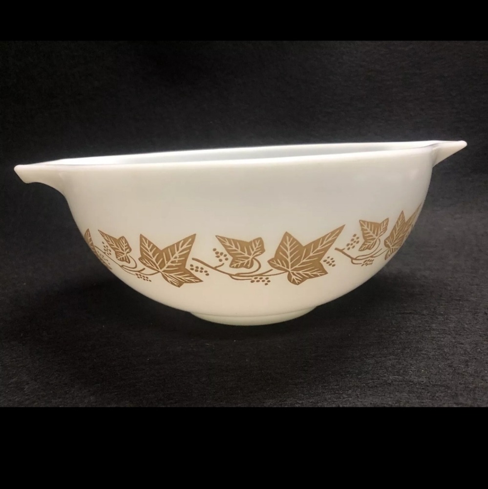 Pyrex vintage Sandalwood 2.5qt bowl. Perfect condition. Pretty
